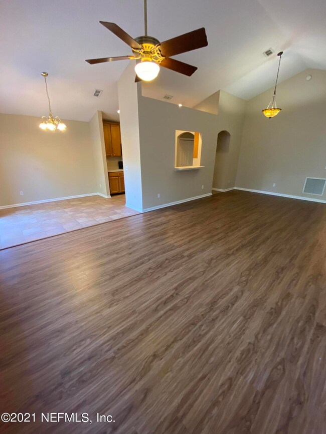 Living & Dining Rm w/vinyl planking