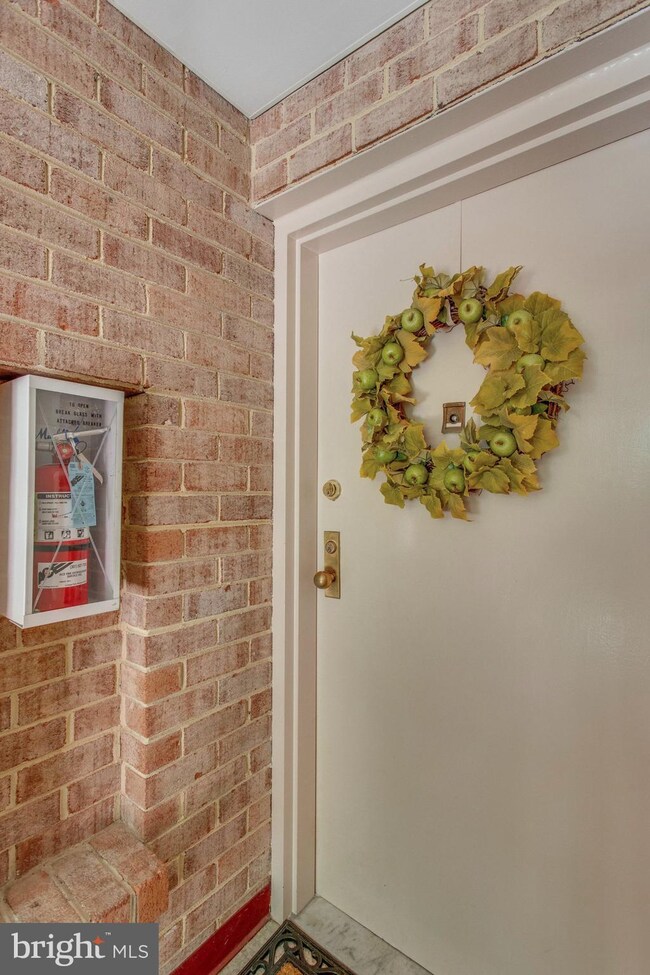 9725 Kings Crown Ct unit 201, Fairfax, VA 22031 - photo 6