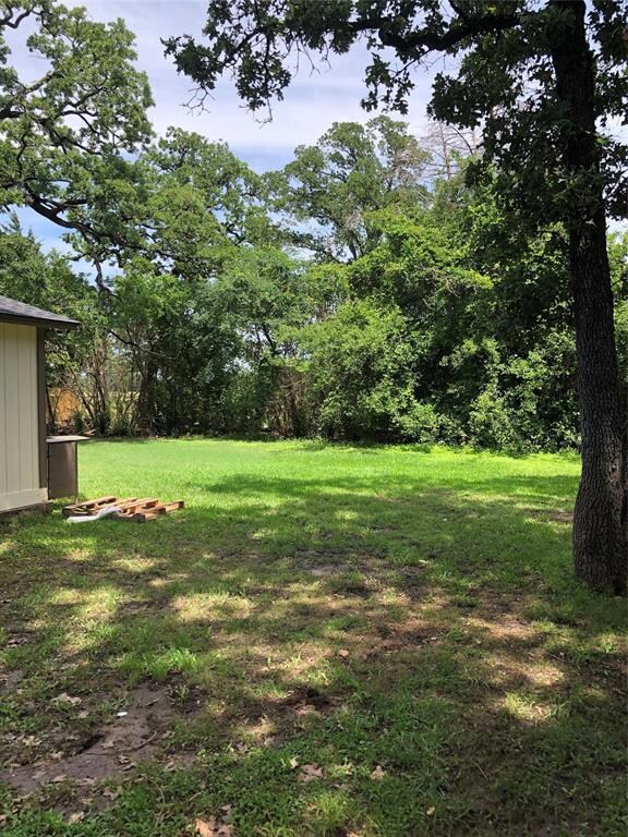 207 Comanche Dr, Gainesville, TX 76240 - photo 2