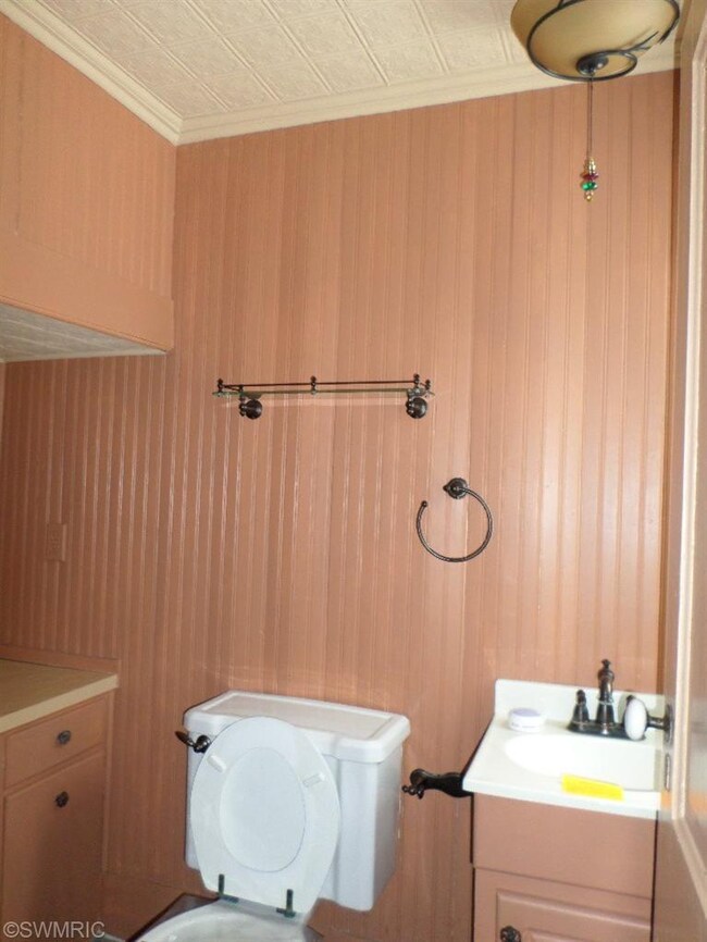 110 Locust St E, Three Oaks, MI 49128 - photo 4