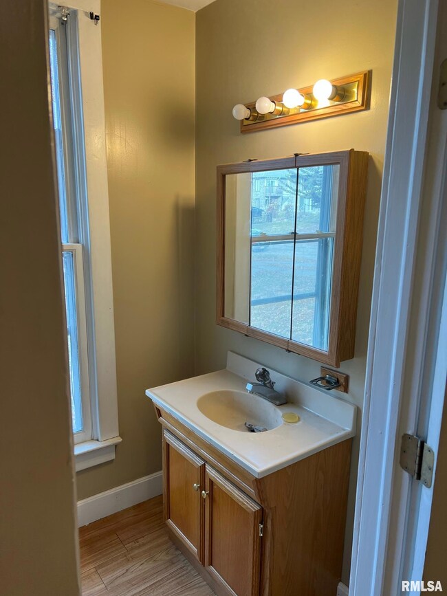 929 Bridge Ave, Davenport, IA 52803 - photo 5