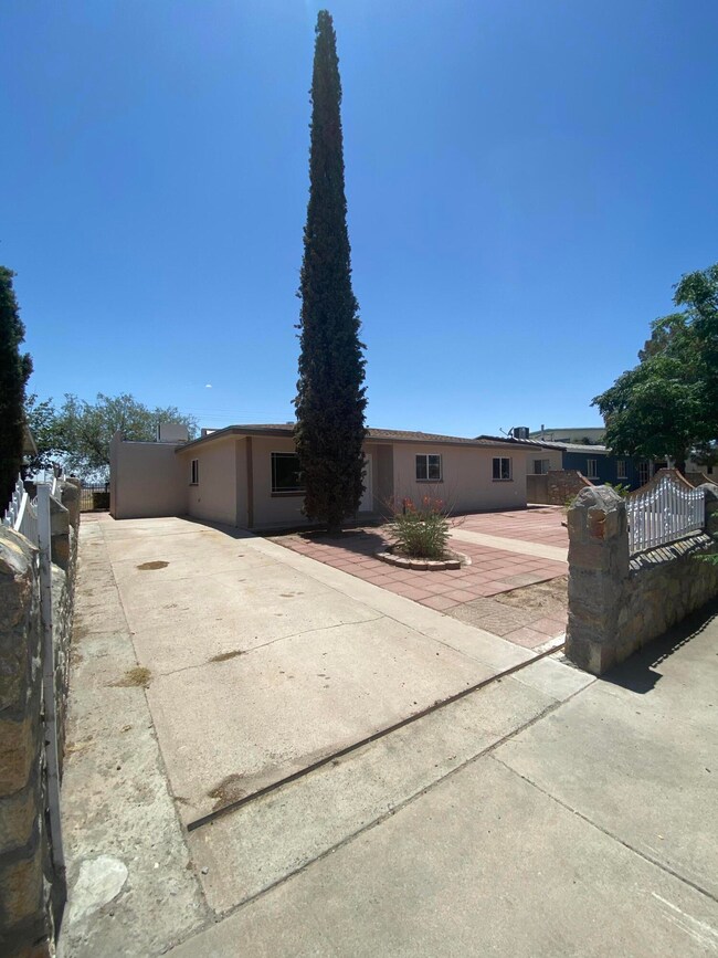 7332 Wilcox Dr, El Paso, TX 79915 - photo 2