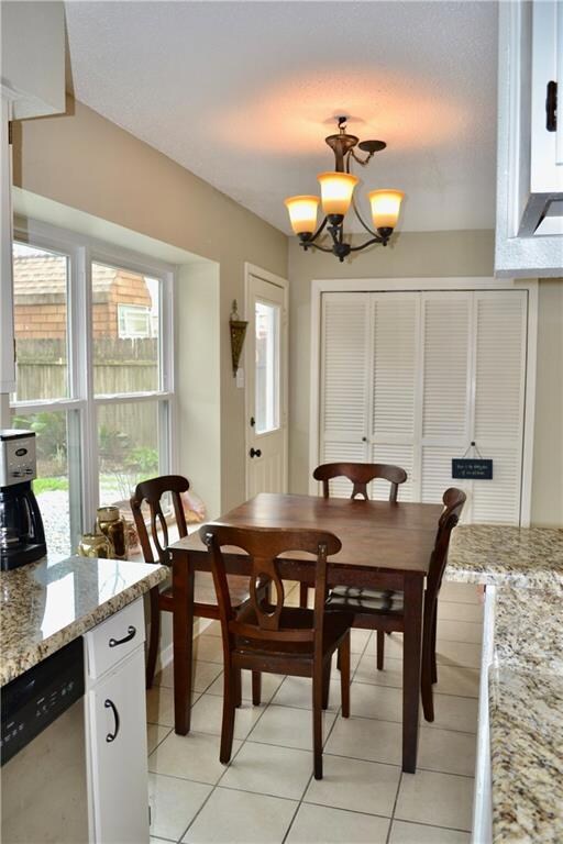 Bright and cheery dining area!