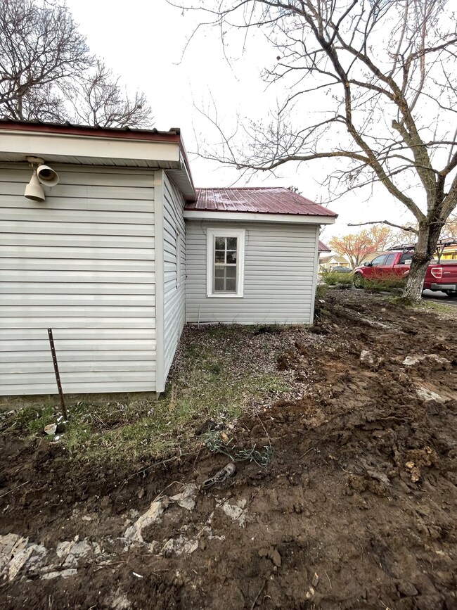 805 Woodbury St, Shelbyville, TN 37160 - photo 2