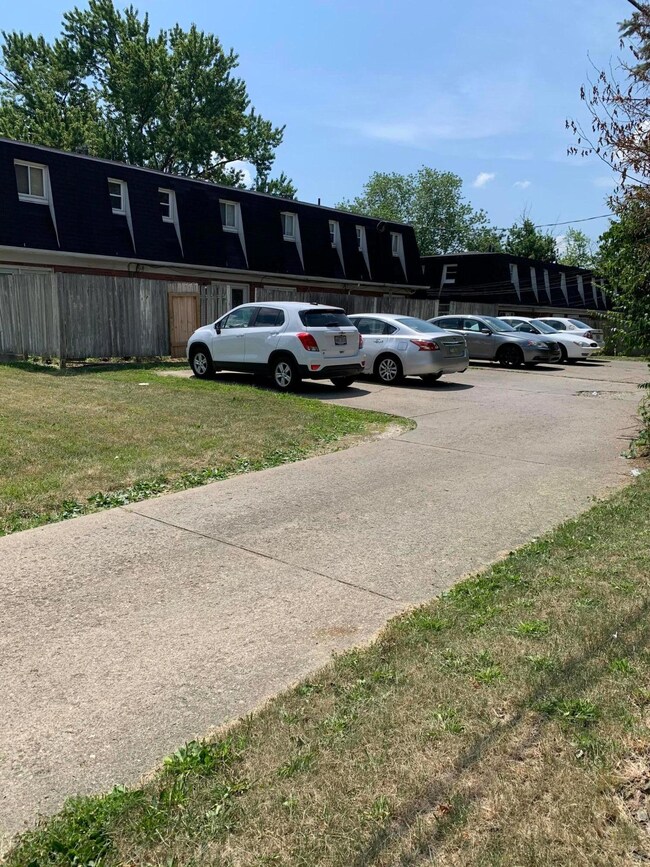 1113 Arnelle Ct, Columbus, OH 43228 - photo 2