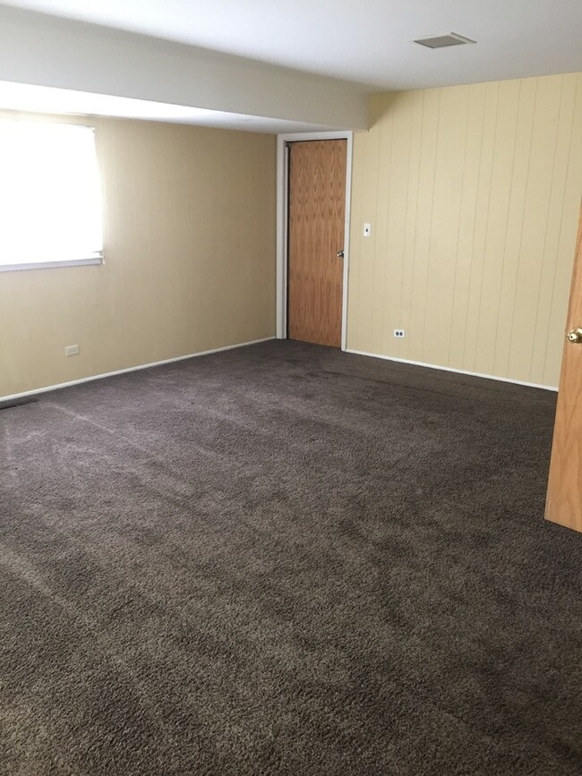 868 S Stratford Ave, Elmhurst, IL 60126 - photo 2