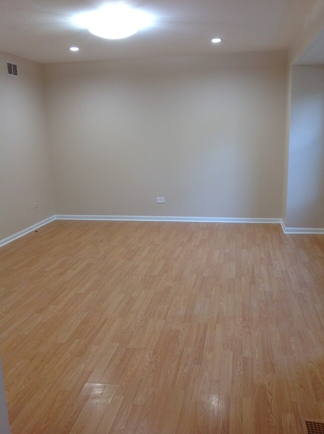 LIVING ROOM WITH CAN LIGHTS