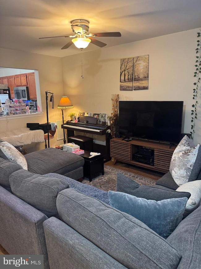 13839 Crosstie Dr, Germantown, MD 20874 - photo 3