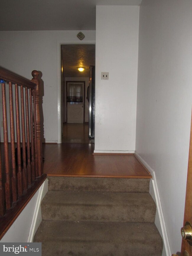 913 Regina Dr, Halethorpe, MD 21227 - photo 4