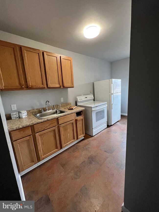 202 S Samuel St unit 5, Charles Town, WV 25414 - photo 3