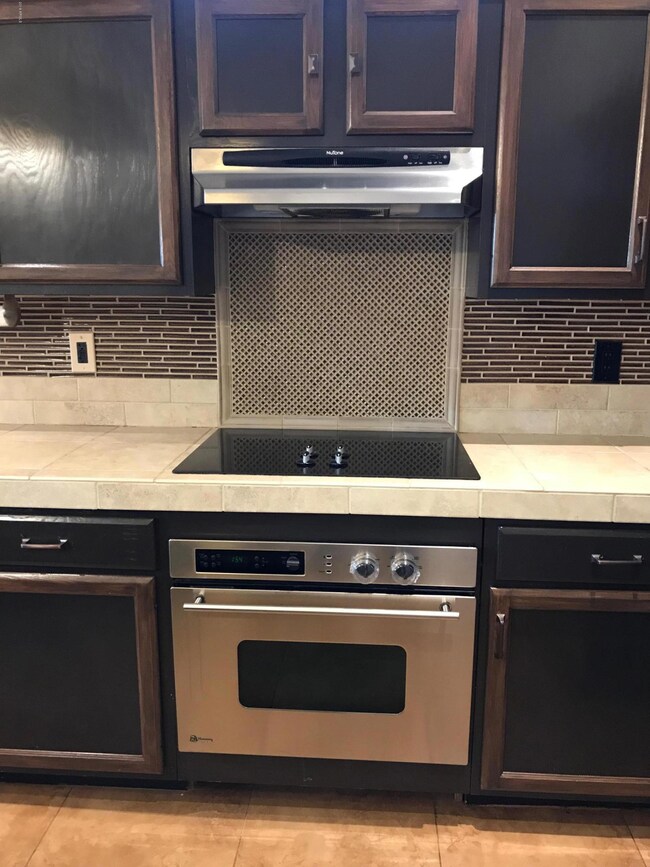 Upgraded appliances/tile work