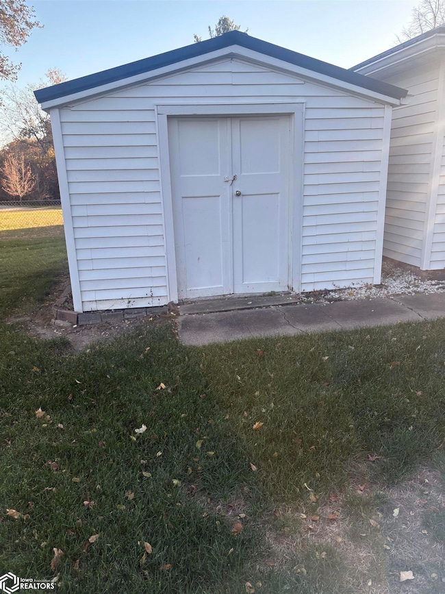 2438 N Jefferson St, Ottumwa, IA 52501 - photo 3