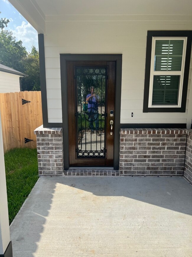 10918 Holly Briar Ct, Tomball, TX 77375 - photo 2