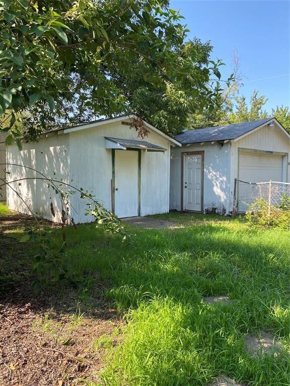 1010 SW 4th St, Grand Prairie, TX 75051 - photo 2