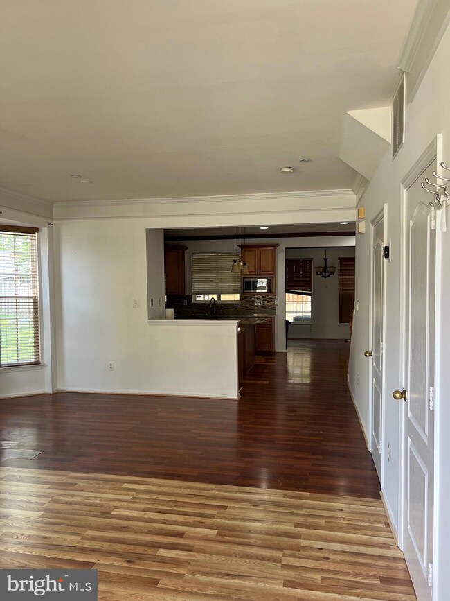 13123 Park Crescent Cir, Herndon, VA 20171 - photo 3