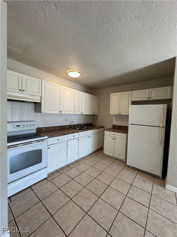Kitchen with white appliances, decorative backspla