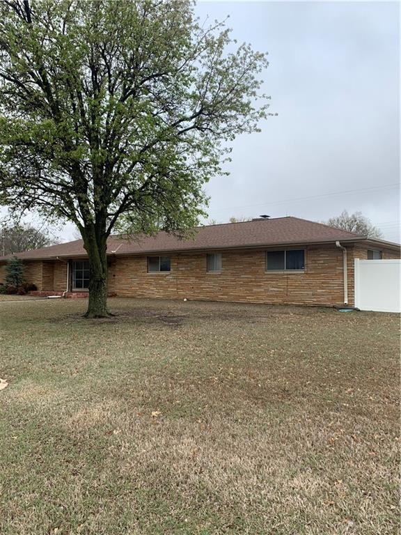 204 E Elizabeth St, Shawnee, OK 74804 - photo 4