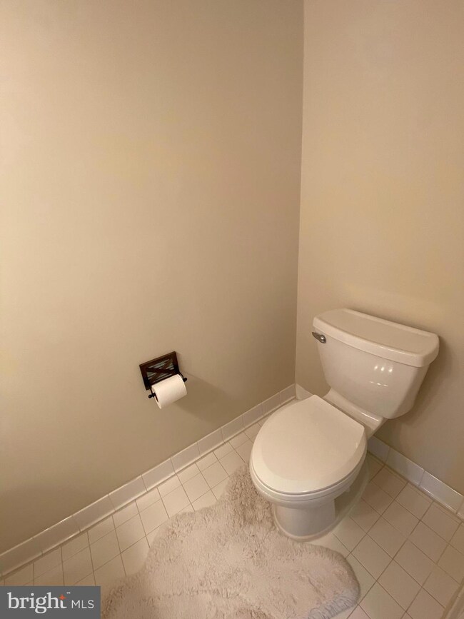 8938 Milford Haven Ct unit B, Lorton, VA 22079 - photo 4