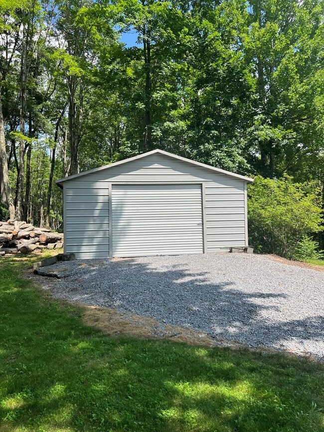 23340 Beech Mountain Rd, Damascus, VA 24236 - photo 6