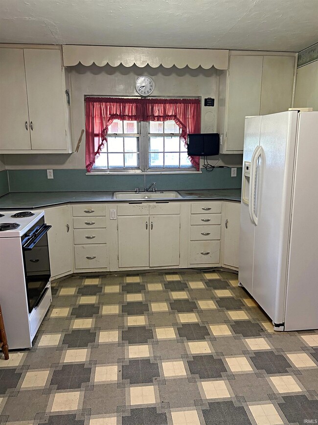 512 E Broadway St, Loogootee, IN 47553 - photo 7