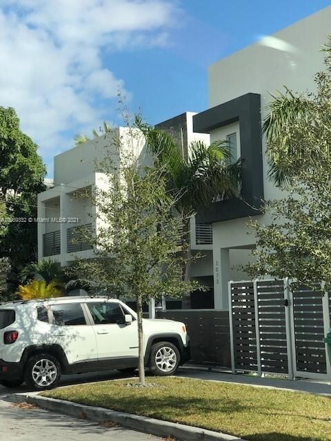 Other town homes on Carter Street recently built and currently listed for sale between $800-$900,000