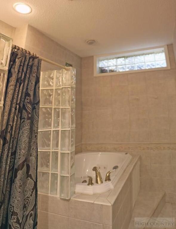 Lower Level Tub