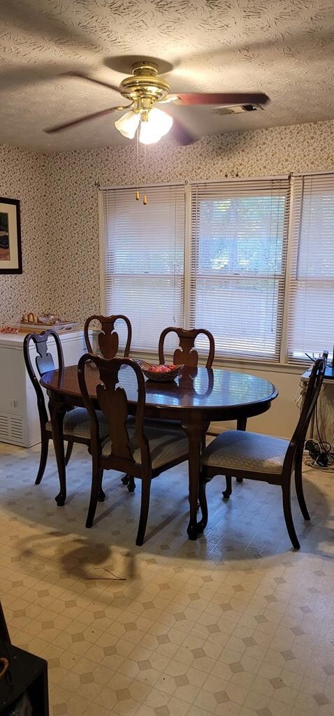 Eat-in Kitchen