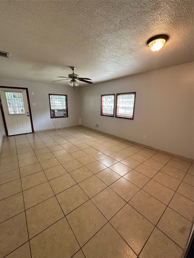 32 Farrell St unit 2, Houston, TX 77022 - photo 2