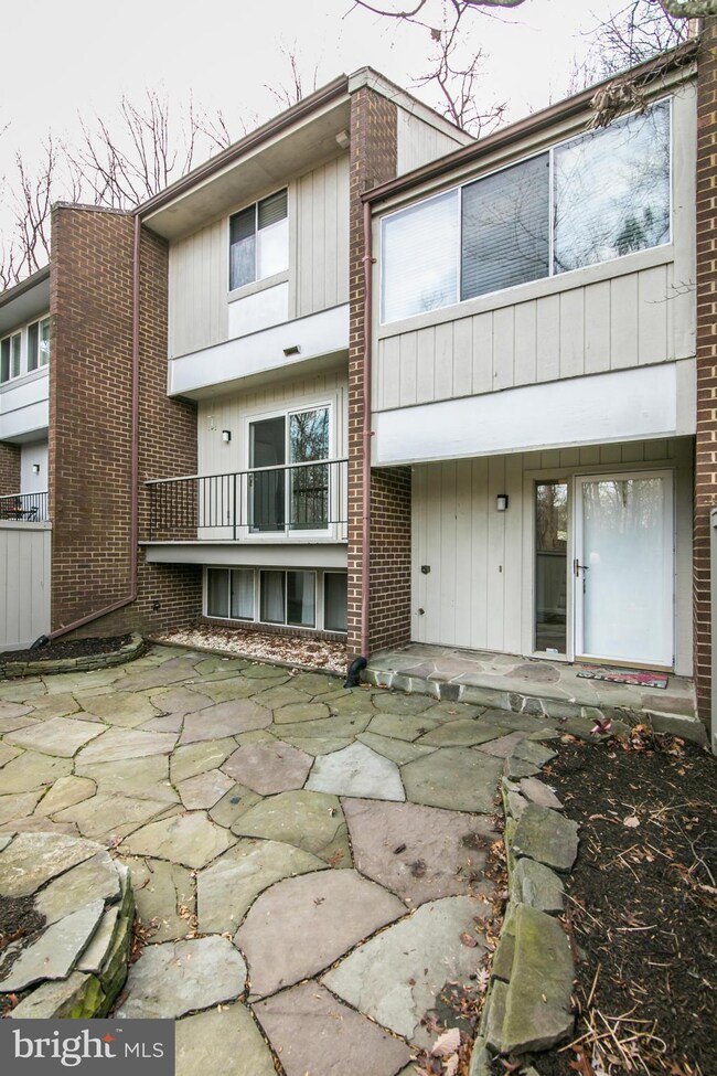 12017 Insha Ct, Reston, VA 20191 - photo 2