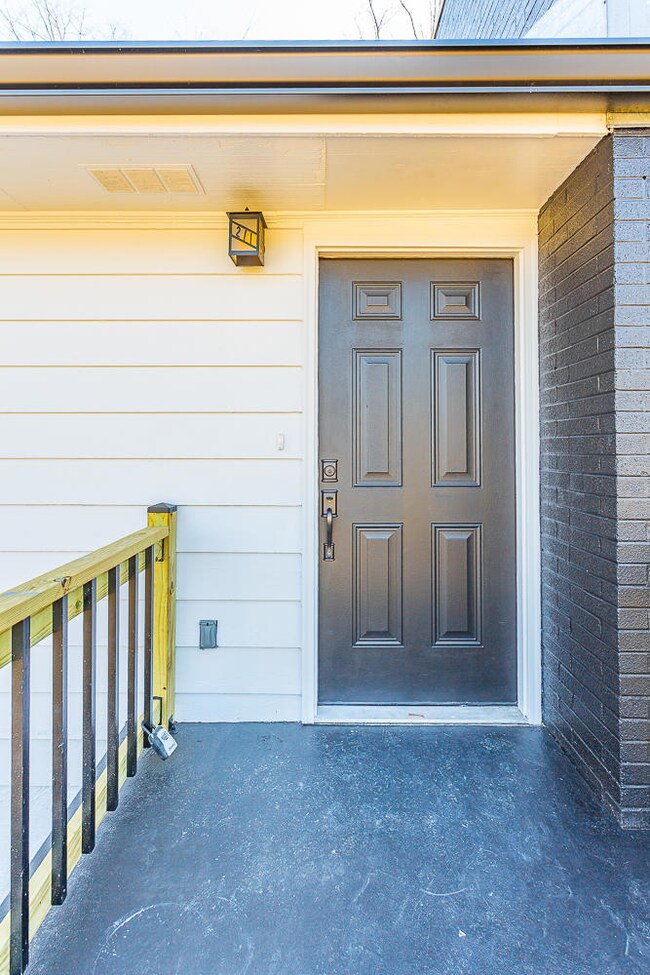 211 Lakeview Dr, Rossville, GA 30741 - photo 5