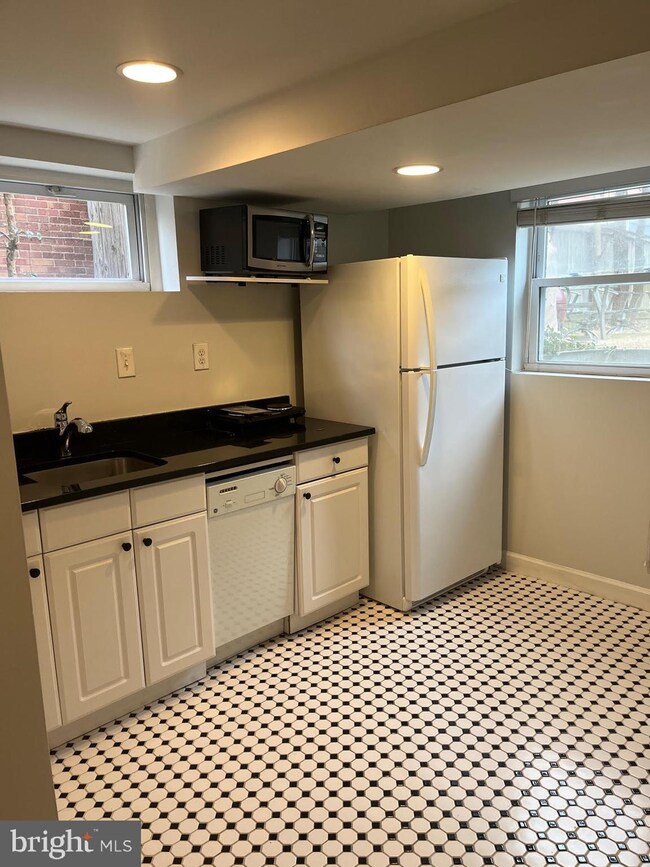 1018 N Edgewood St unit C, Arlington, VA 22201 - photo 5