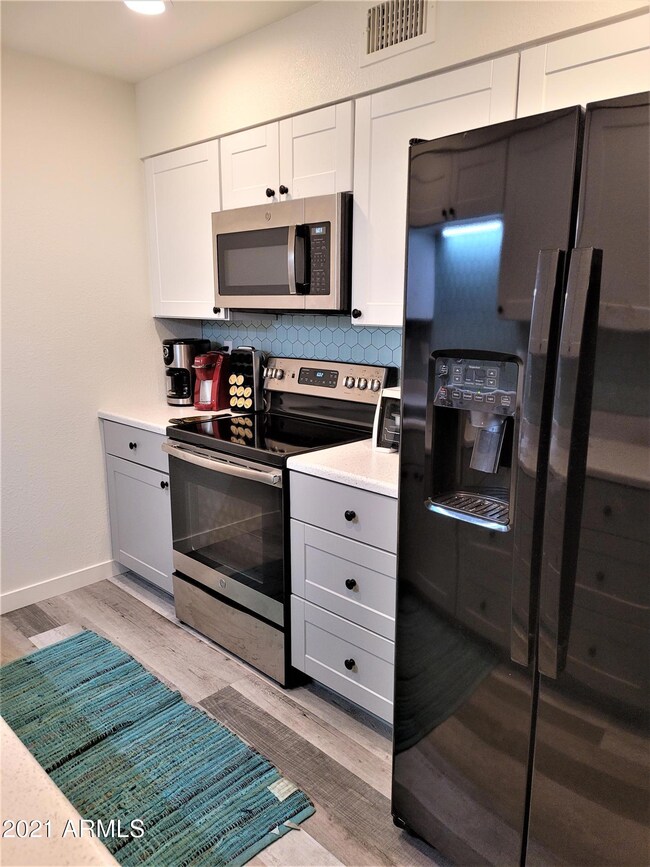 9950 W Palmeras Dr, Sun City, AZ 85373 - photo 4