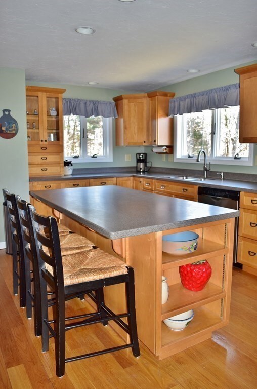 283 Johnny Appleseed Ln, Leominster, MA 01453 - photo 5