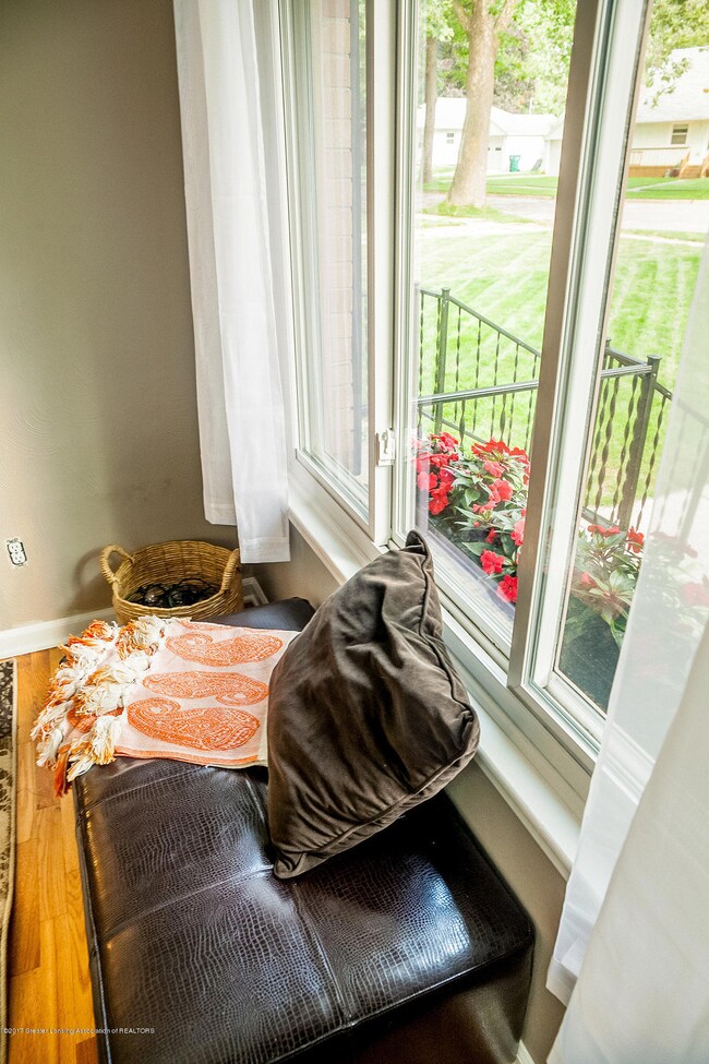 922 S Dexter Dr, Lansing, MI 48910 - photo 7