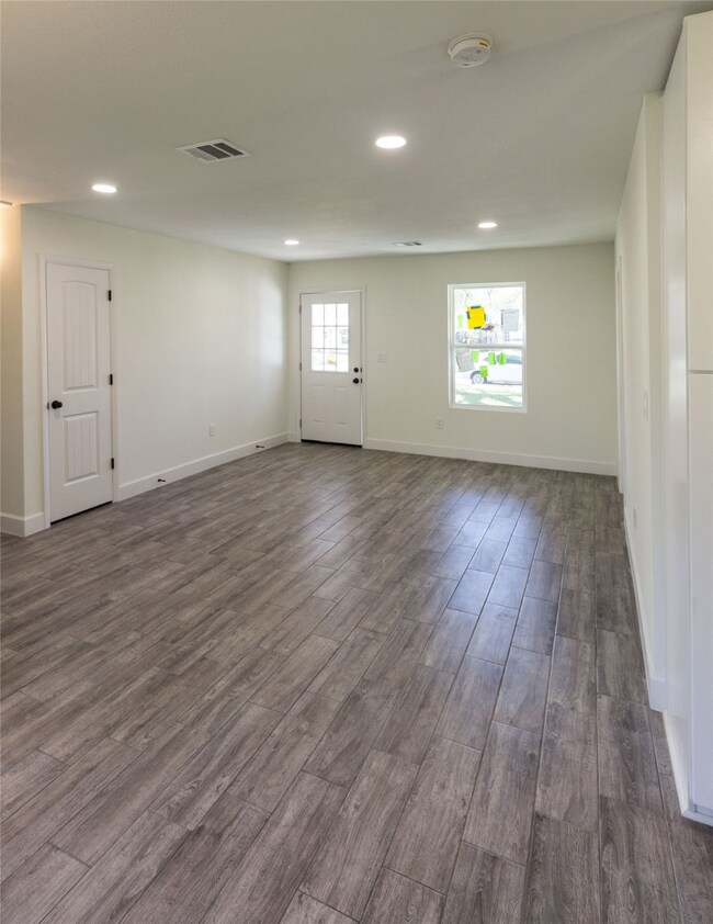 5319 Dewberry St, Houston, TX 77021 - photo 3