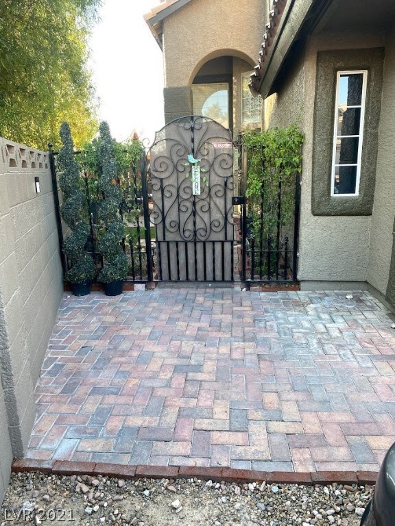 Gate/private entrance