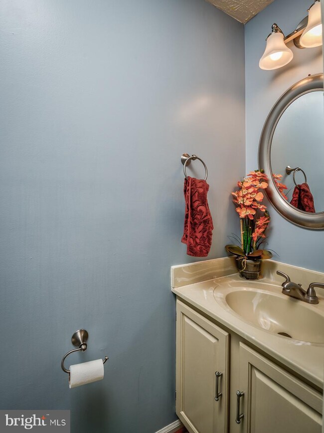 13339 Burkitts Rd, Fairfax, VA 22033 - photo 3