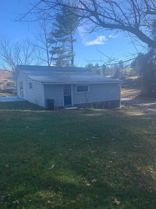 109 Vine St, Galax, VA 24333 - photo 7