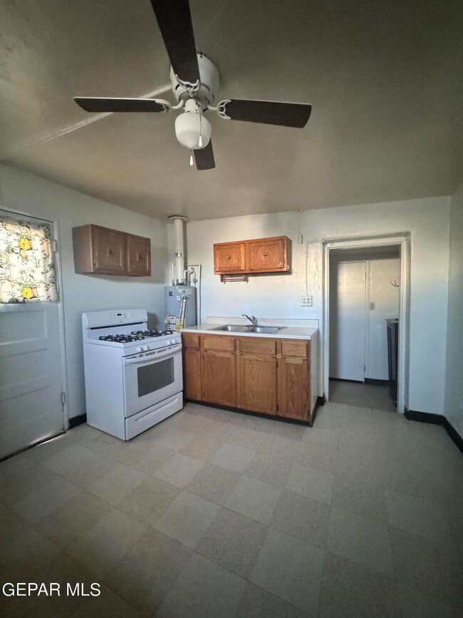 3713 Frankfort Ave unit Back, El Paso, TX 79930 - photo 4