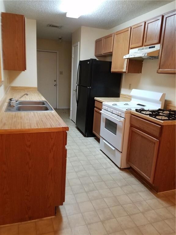 Kitchen with under cabinet range hood, white gas 
