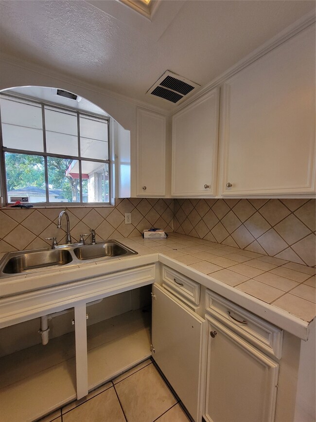 1719 Hidden Valley Dr, Houston, TX 77088 - photo 5