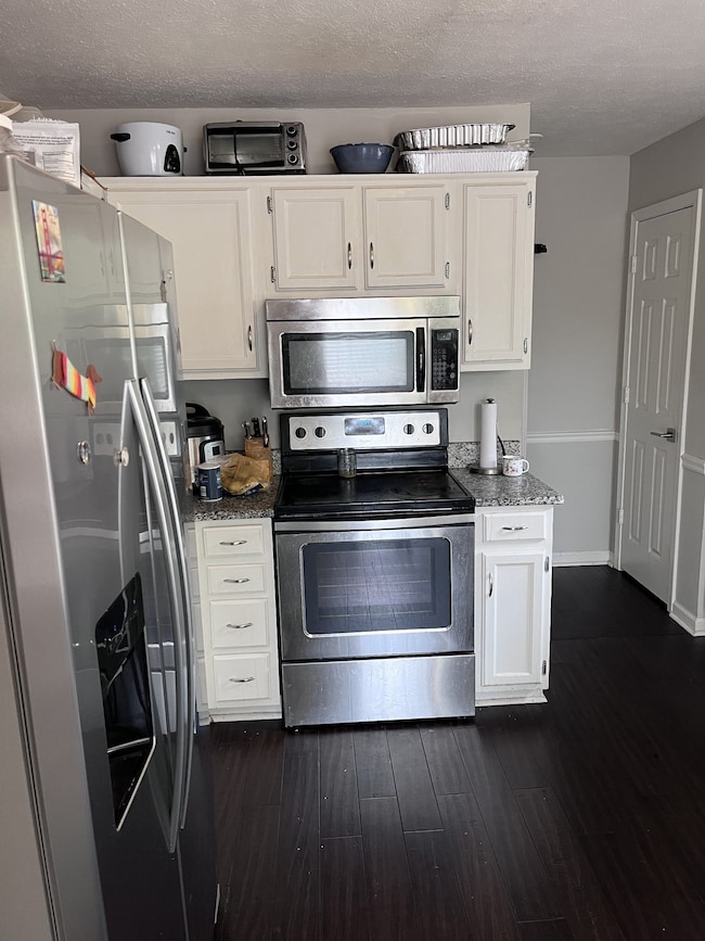 Kitchen with pantry and eat-in sitting