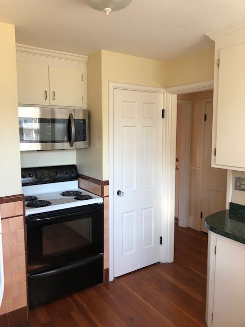  Kitchen w/stove and microwave