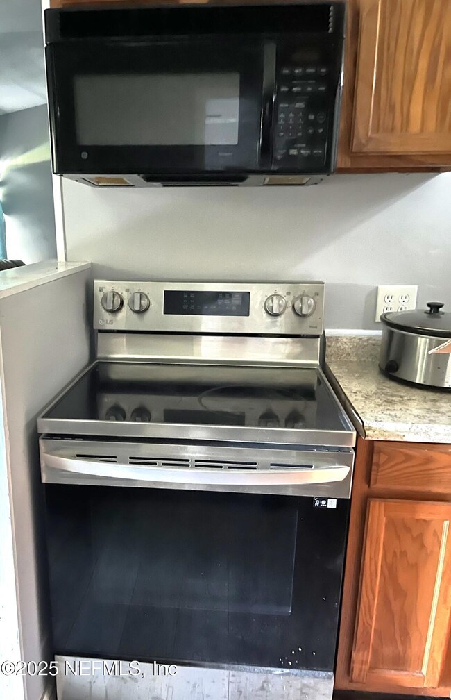 Stove and Microwave 912 Kennedy Dr