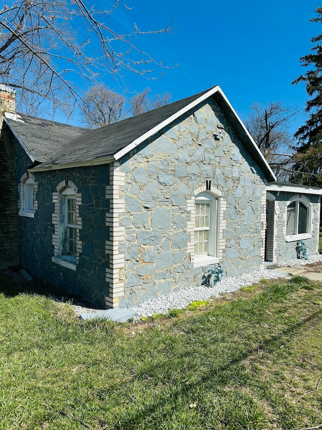 318 W Front St, New Holland, OH 43145 - photo 2