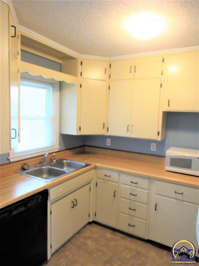 2121 SW 21st St, Topeka, KS 66604 - photo 7