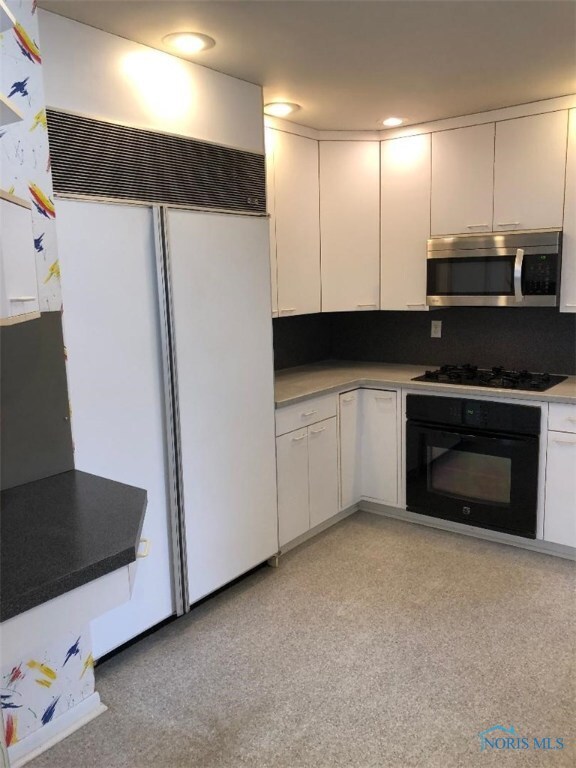Large Kitchen with Sub Zero !