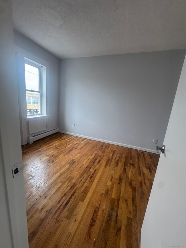 335 Wells St unit 24, Bridgeport, CT 06606 - photo 2