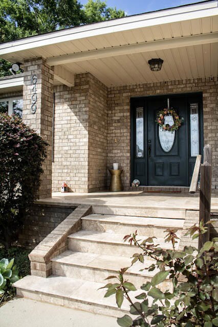 COVERED FRONT PORCH