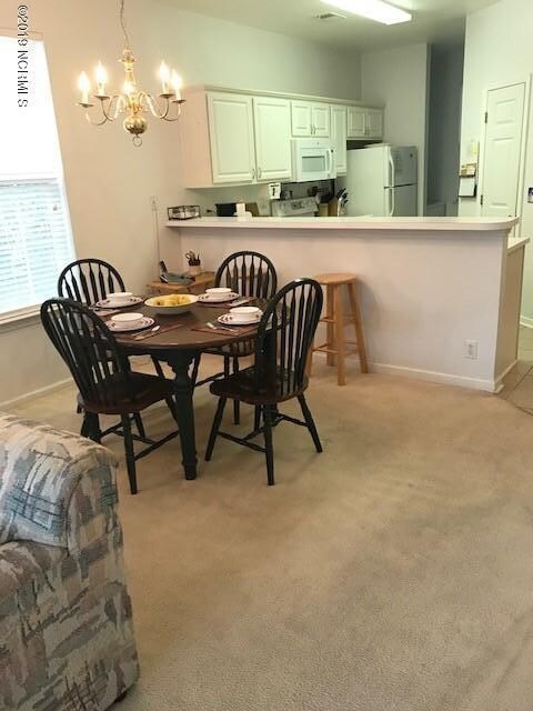 Dining area to kitchen